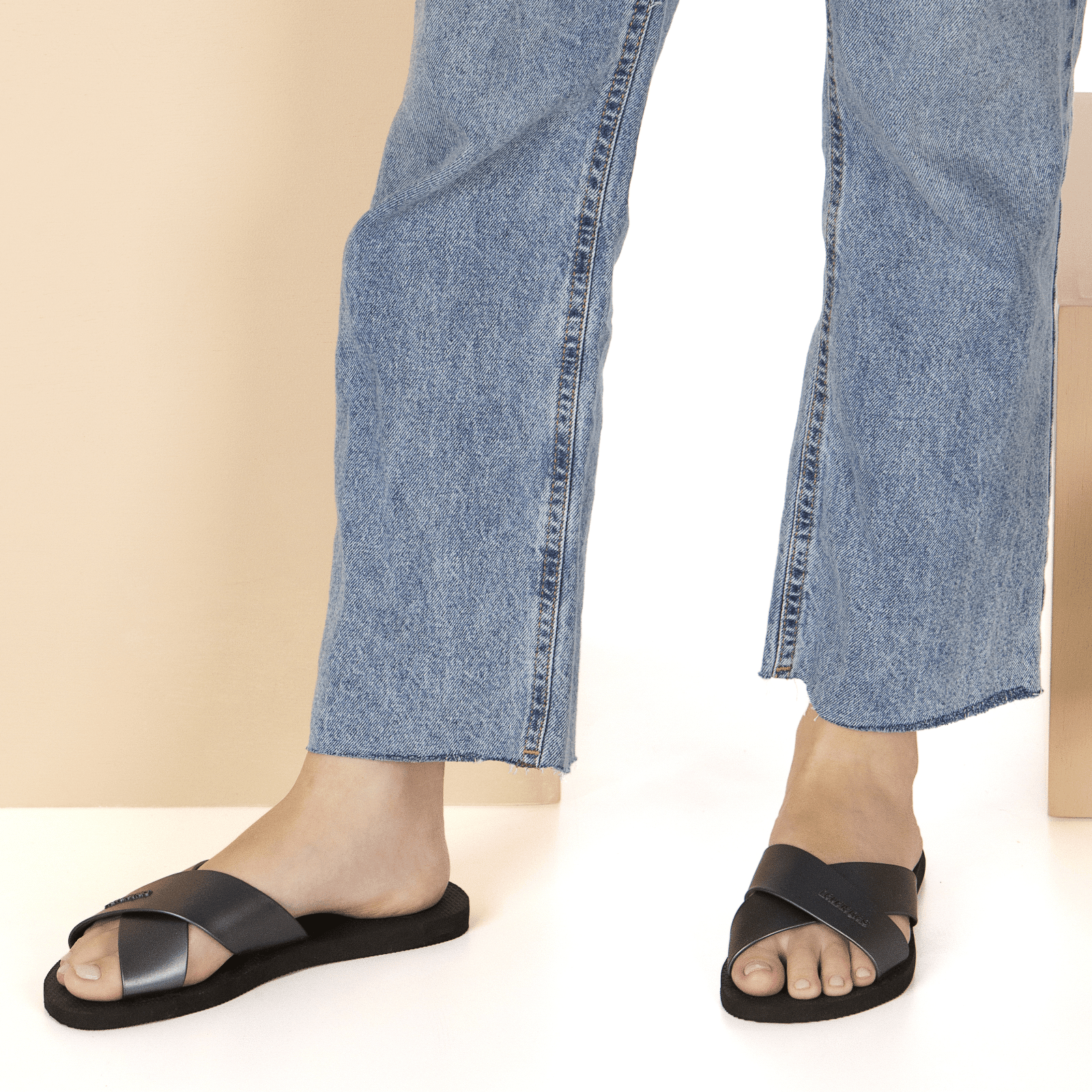 Sandália Rasteirinha Havaianas Aqua Metallic: Tiras Largas, Brilho, Conforto e Estilo Moderno